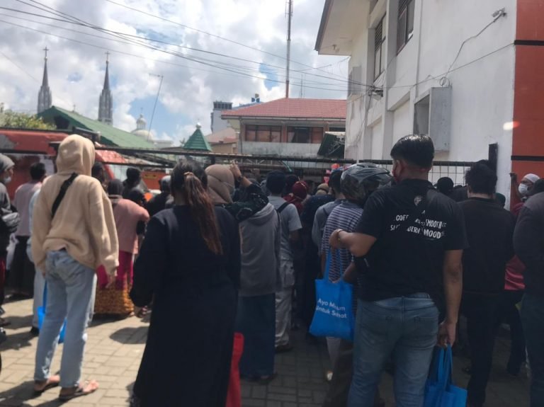 Warga Berjubel Antre BLT dan Bantuan Beras di Kantor Pos Samarinda
Telah dibaca : 653 Kali.