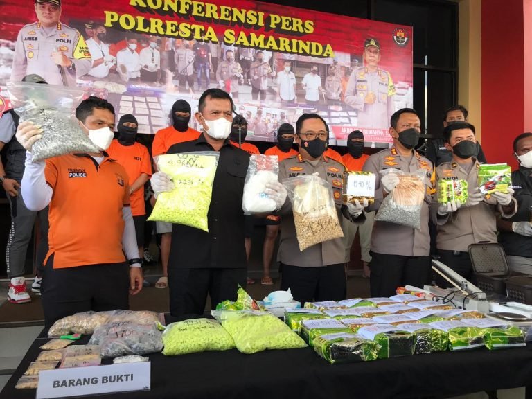 Polresta Samarinda Ungkap 6 Sindikat Narkoba, 25 Kg Sabu dan 37.701 Butir Ekstasi Diamankan
Telah dibaca : 717 Kali.