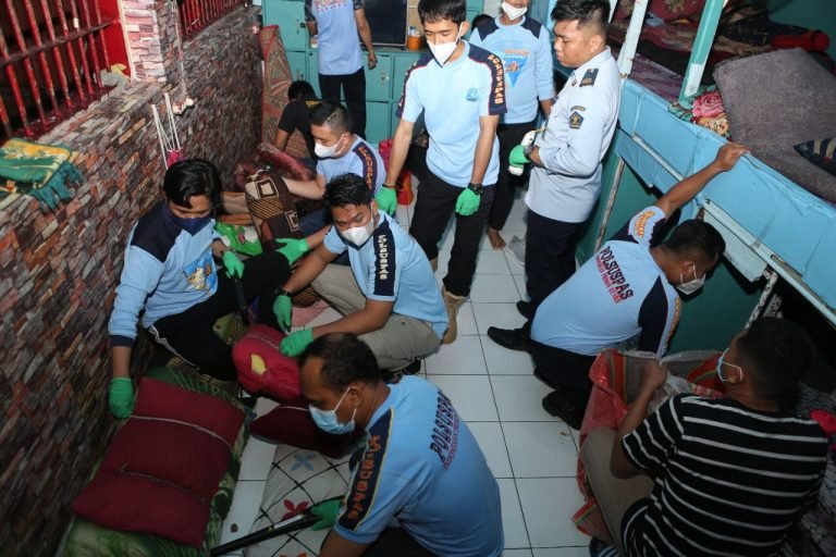 Jelang Nataru, Lapas IIA Samarinda Gelar Razia Seluruh Blok Hunian WBP
Telah dibaca : 831 Kali.