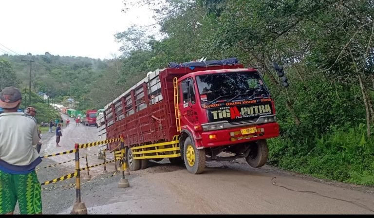 Jalan Poros Samarinda-Bontang Ambles Lagi
Telah dibaca : 1.173 Kali.