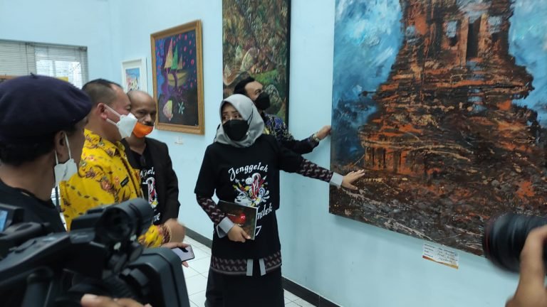 37 Perupa Unjuk Kreativitas Pameran Jenggalek, Ada Pelukis Muda
Telah dibaca : 918 Kali.