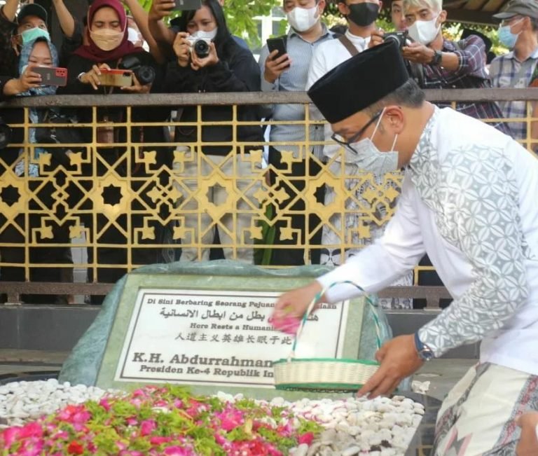 Setelah Deklarasi Nyapres 2024, Kang Emil Sowan Tebuireng
Telah dibaca : 930 Kali.