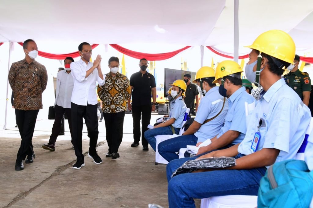 Jokowi Tinjau Vaksinasi Bagi Pekerja Industri