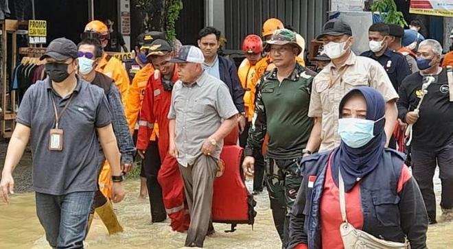 Gubernur Isran Responsif Salurkan Bantuan Banjir Balikpapan