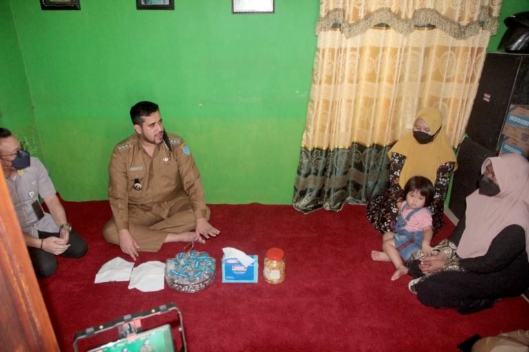 Wali Kota Probolinggo Serahkan Santunan Kematian untuk Ahli Waris Miskat
Telah dibaca : 1.046 Kali.