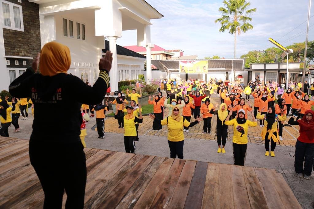 Jelang Ramadan IIPG Bontang Gelar Bakti Sosial, Warga Ikut Senam