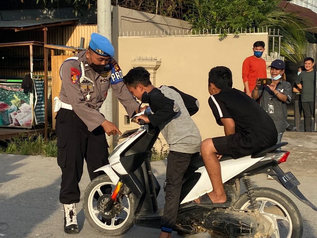 Dua Bocah Dihentikan Polisi Saat Aksi Damai di Gedung DPRD Kaltim