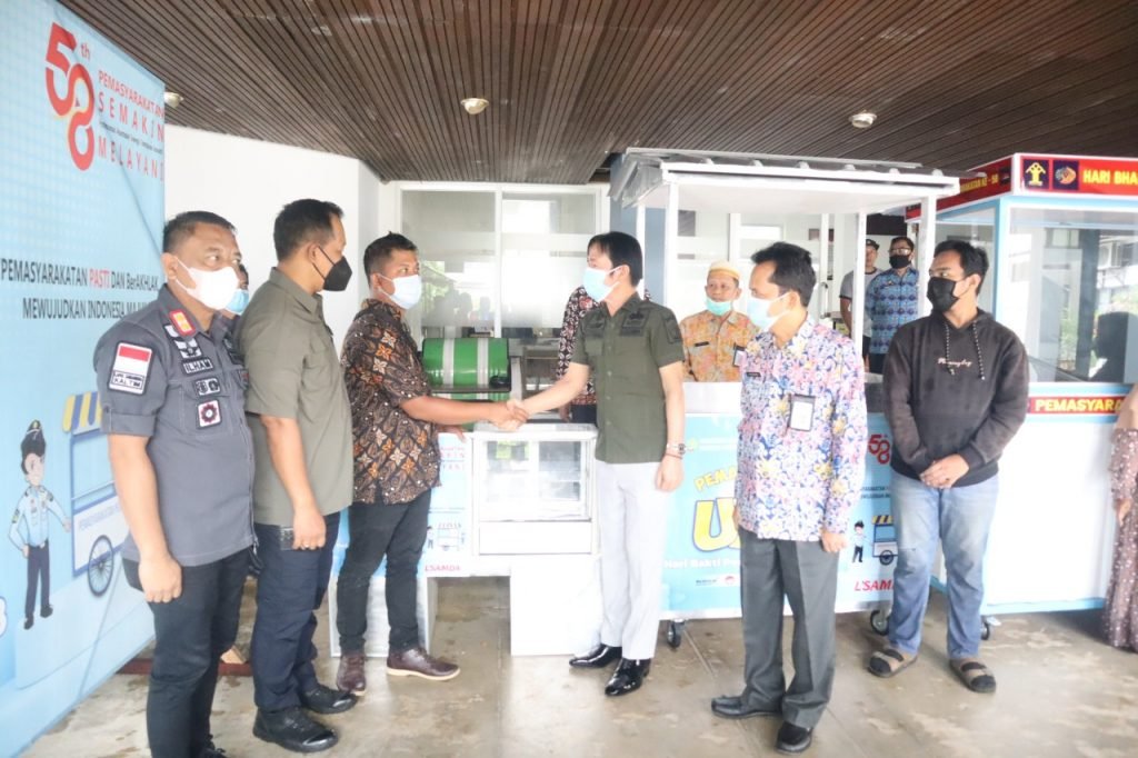 Dukung Pemulihan Ekonomi, Kemenkumham Serahkan Gerobak Buatan WBP ke Pelaku UMKM