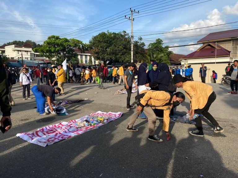 Mahasiswa dan Polisi Bersihkan Sampah Usai Unjuk Rasa di DPRD Kaltim
Telah dibaca : 945 Kali.