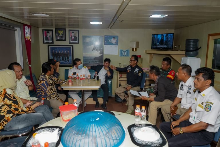 Kapten Kapal Binaiya Ngadu Ke Komisi III, Pelabuhan Loktuan Mengalami Pedangkalan
Telah dibaca : 939 Kali.