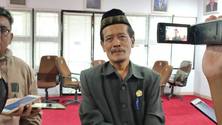 Abdul Malik Minta Pemkot Pikirkan Lokasi Terminal Bus Sementara Sebelum Renovasi
Telah dibaca : 662 Kali.