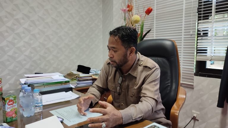 Amir Tosina Kecewa Kualitas Tambal Sulam Jalan Soekarno Hatta Rendah
Telah dibaca : 929 Kali.