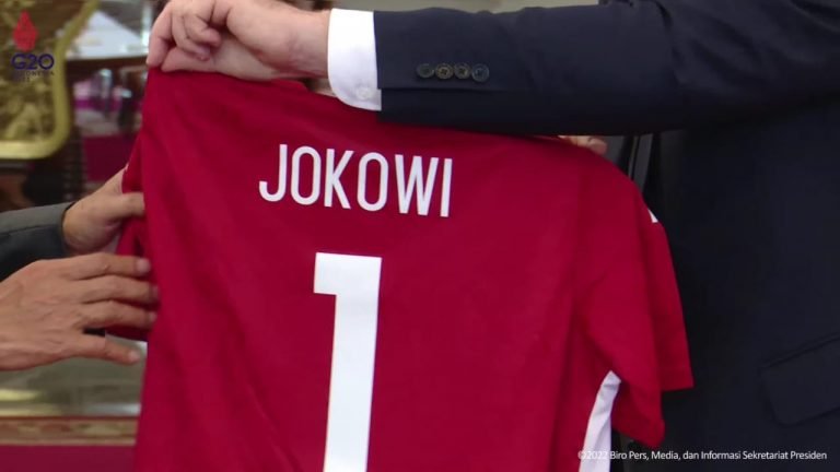 Lakukan Transformasi Sepak Bola Indonesia, Presiden FIFA Hadiahkan Bola dan Jersey Untuk Jokowi
Telah dibaca : 796 Kali.