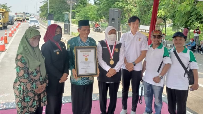 Gubernur Jatim Bangga Bendera Sepanjang 3.219 Meter Masuk Rekor MURI
Telah dibaca : 761 Kali.