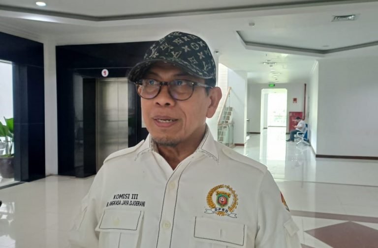 Ketua Komisi III Soroti Banyak Lampu Jalan di Samarinda Tidak Berfungsi
Telah dibaca : 761 Kali.