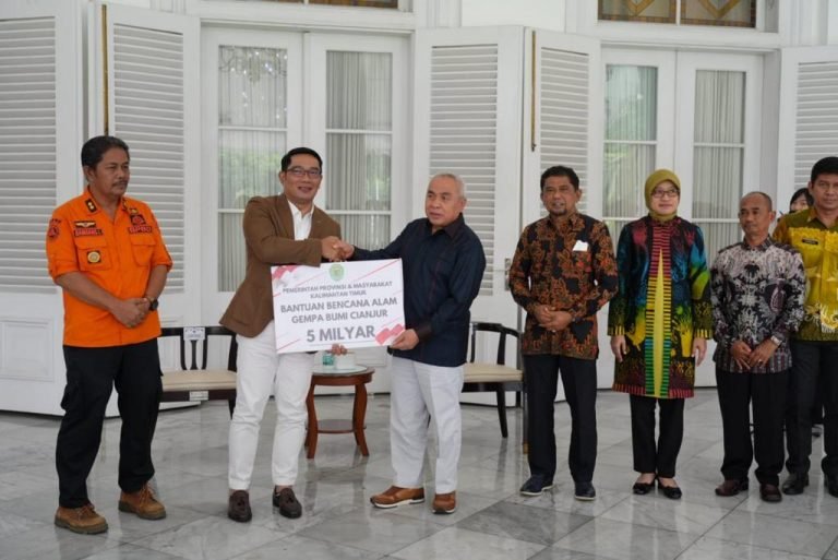 Isran Serahkan Bantuan Kaltim Untuk Korban Gempa Cianjur Total Rp7 Miliar
Telah dibaca : 858 Kali.