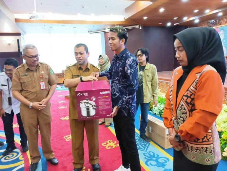 Berhasil Kendalikan Inflasi, Pemprov Beri Bantuan 704 UMKM dan IKM
Telah dibaca : 733 Kali.