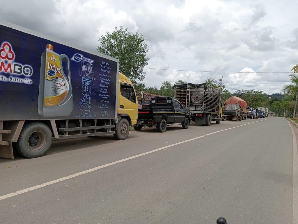 Truk Antre BBM di Kota Bontang Mengular, Sopir Menunggu Berjam-jam