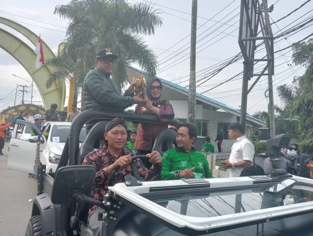 Basri Rase – Najirah Pawai Keliling Membawa Adipura Kencana Bersama Petugas Kebersihan