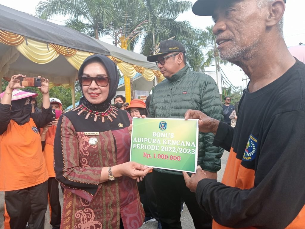 Pemkot Bontang Beri Bonus Rp1 Juta Kepada Petugas Kebersihan