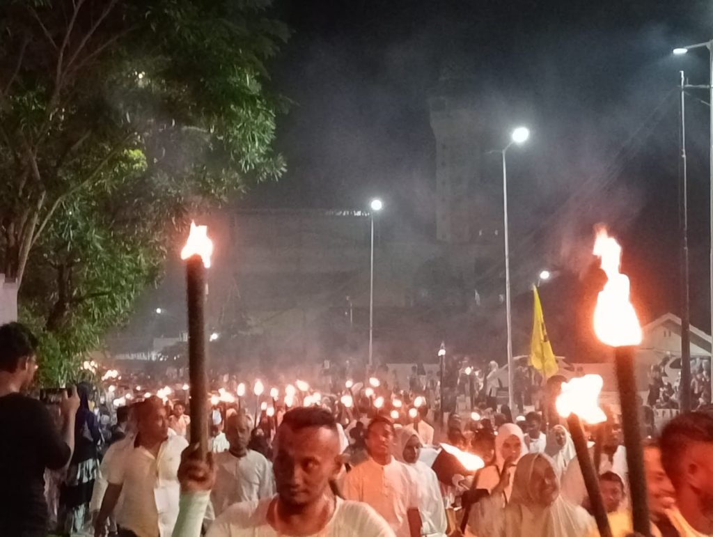 Ribuan Warga Bontang Pawai Obor Sambut Bulan Suci Ramadan