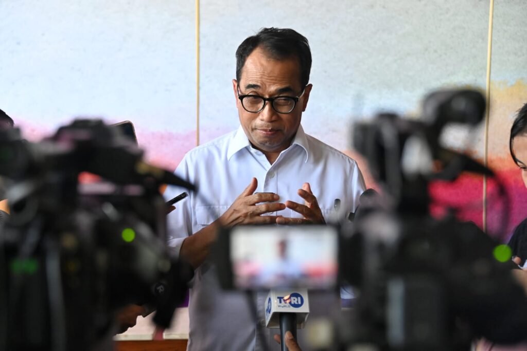 Menhub Budi Karya Sumadi, memberi keterangan tentang kesiapan transportasi laut, pada KTT Asean 9-11 Mei 2023 di Labuan Bajo