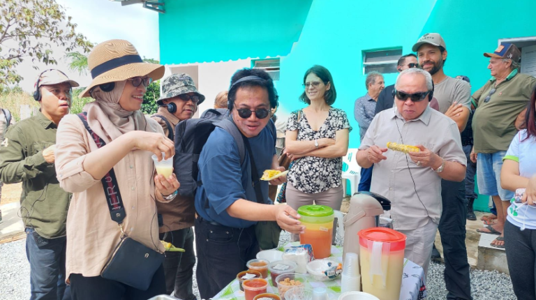 gubernur isran di hutan makan di hutan amazon