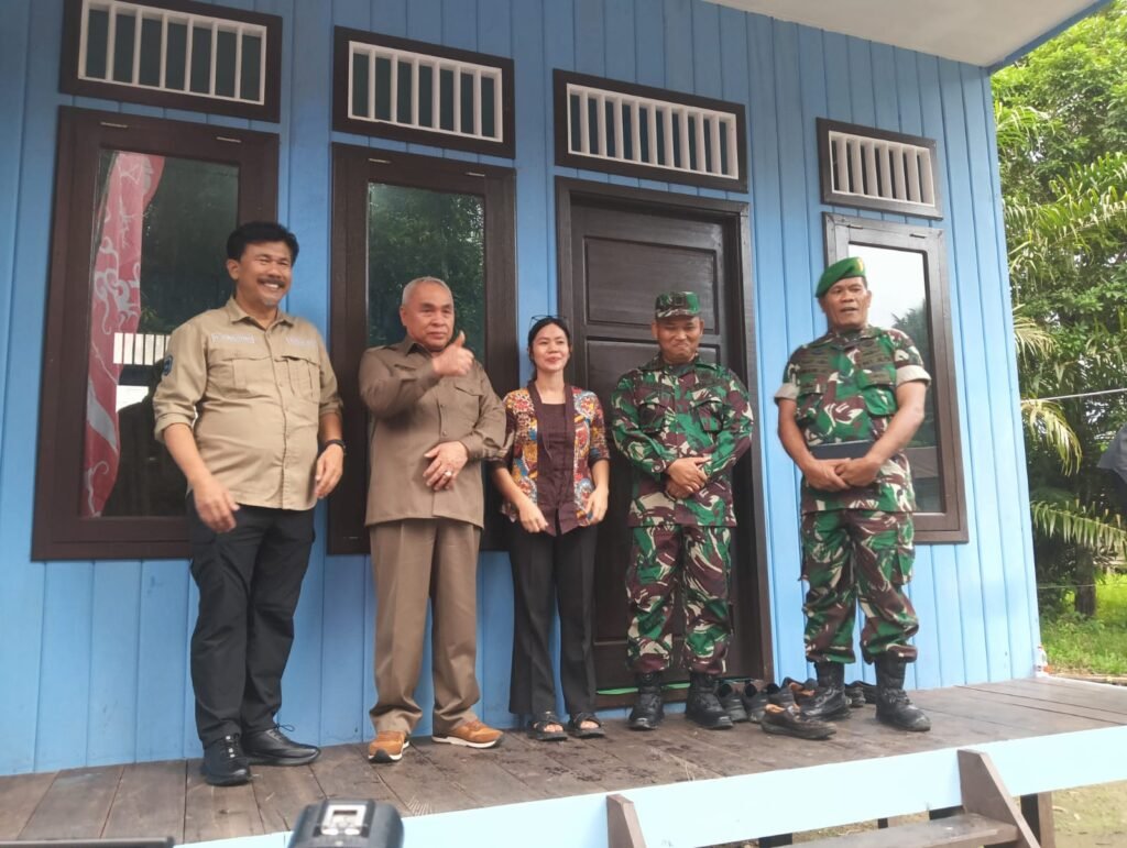 Serahkan Bantuan Rumah Layak Huni di Kelekat, Gubernur Yakin Kemiskinan Kaltim Turun