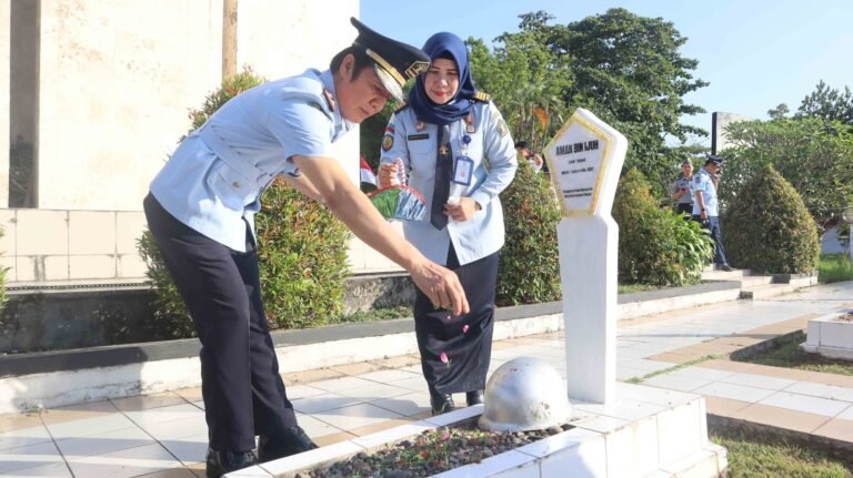 Kanwil Kemenkumham Kaltim Ziarah dan Tabur Bunga Mengenang Jasa Pahlawan
Telah dibaca : 794 Kali.