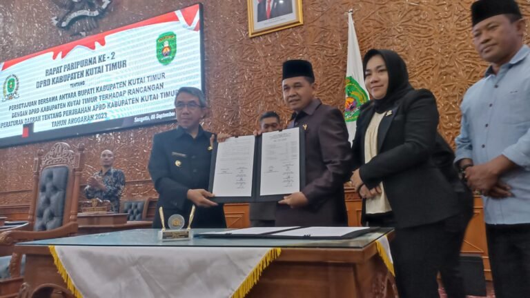 Persetujuan Bersama Bupati dan DPRD Kutim Terkait Raperda Perubahan APBD 2023
Telah dibaca : 890 Kali.