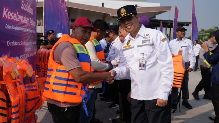 Kampanye Kesadaran Keselamatan Pelayaran, Kemenhub Bagikan Jaket Pelampung
Telah dibaca : 831 Kali.