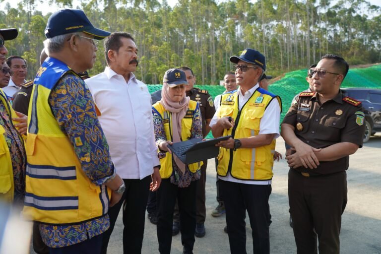 Dalam rangkaian kunjungan kerjanya di Kalimantan Timur, Jaksa Agung ST Burhanuddin menyempatkan diri untuk mengunjungi area pembangunan Ibu Kota Negara (IKN) Nusantara.