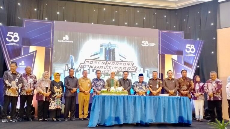 HUT ke-58 Bankaltimtara, Akmal Malik: Ciptakan Layanan Lebih Kreatif dan Inovatif
Telah dibaca : 825 Kali.
Dalam acara peringatan Hari Ulang Tahun (HUT) Bankaltimtara Ke-58, Penjabat (Pj) Gubernur Kalimantan Timur (Kaltim) Akmal Malik menekankan bahwa usia yang matang bukan berarti kinerja Bankaltimtara semakin menurun.