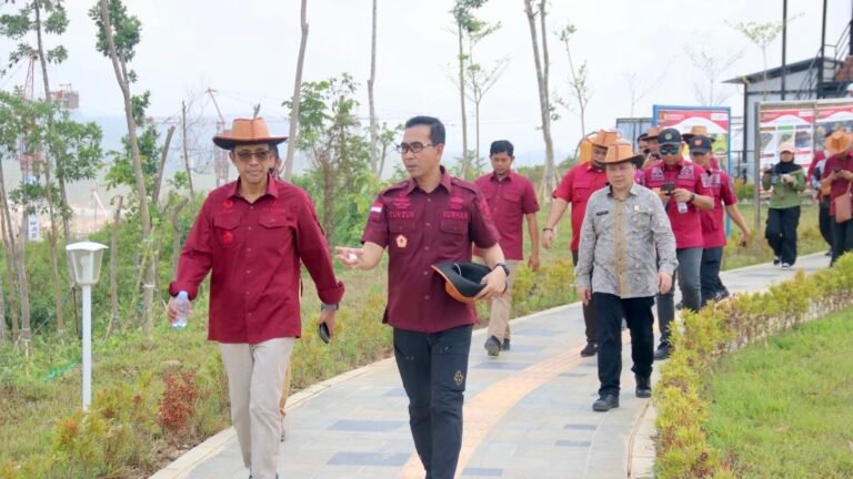 Staf Ahli Bidang Penguatan Reformasi Birokrasi, Dr. Asep Kurnia dan Staf Khusus (Stafsus) Menteri Hukum dan HAM Bidang Pengamanan dan Intelijen Krismono melakukan kunjungan ke Ibu Kota Negara (IKN) Nusantara dan didamping perwakilan Kantor Otorita IKN.