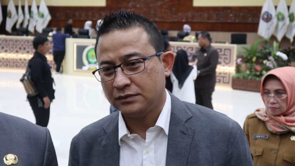 Ketua Pansus PDRD: Pajak Alat Berat dan Air Menjadi Potensi Pendapatan Bagi Kaltim Panitia Khusus Pajak Daerah dan Retribusi Daerah (Pansus PDRD) DPRD Kalimantan Timur (Kaltim) menyampaikan lampiran akhir hasil kerja dalam upaya pembentukan Rancangan Peraturan Daerah (Raperda).