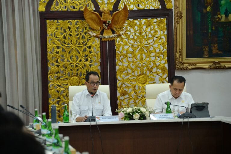 Menteri Perhubungan Budi Karya Sumadi dan Pj. Gubernur Sumatera Selatan Agus Fatoni, membahas kelanjutkan pembangunan pelabuhan Tanjung Carat, Palembang, Sabtu (14/10/2023).