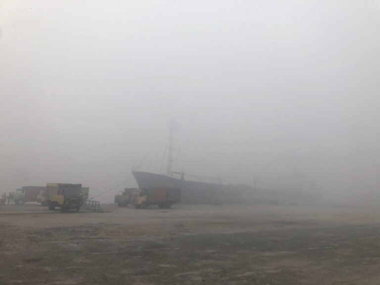 jarak pandang saat ini terbatas akibat kabut asap tebal menyelimuti Kota Sampit, Kabupaten Kotawaringin Timur