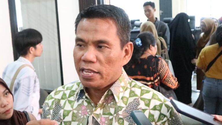 Anggota Komisi IV DPRD Kalimantan Timur (Kaltim), Rusman Ya'qub, menekankan perlunya pemerintah daerah memperluas cakupan BPJS Kesehatan (program asuransi kesehatan nasional Indonesia) untuk memastikan akses perawatan kesehatan yang komprehensif di Kaltim.