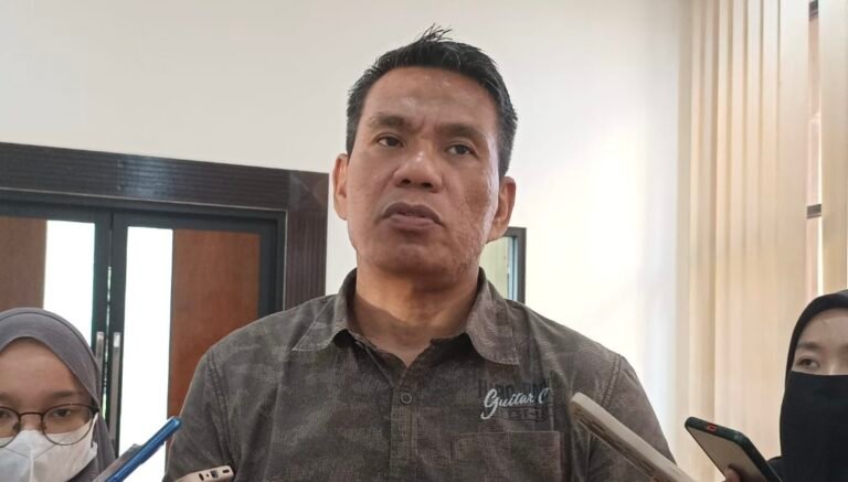 Rusman Ya’qub: Organisasi Harus Menunjang Perkuliahan, Bukan Sebaliknya
Telah dibaca : 898 Kali.
Mahasiswa angkatan 2019-2022 dari Fakultas Ilmu Sosial dan Ilmu Politik (FISIP) Universitas Mulawarman (Unmul) Semester III, V, dan VII, melakukan kunjungan istimewa ke Gedung Rapat E DPRD Kalimantan Timur (Kaltim).