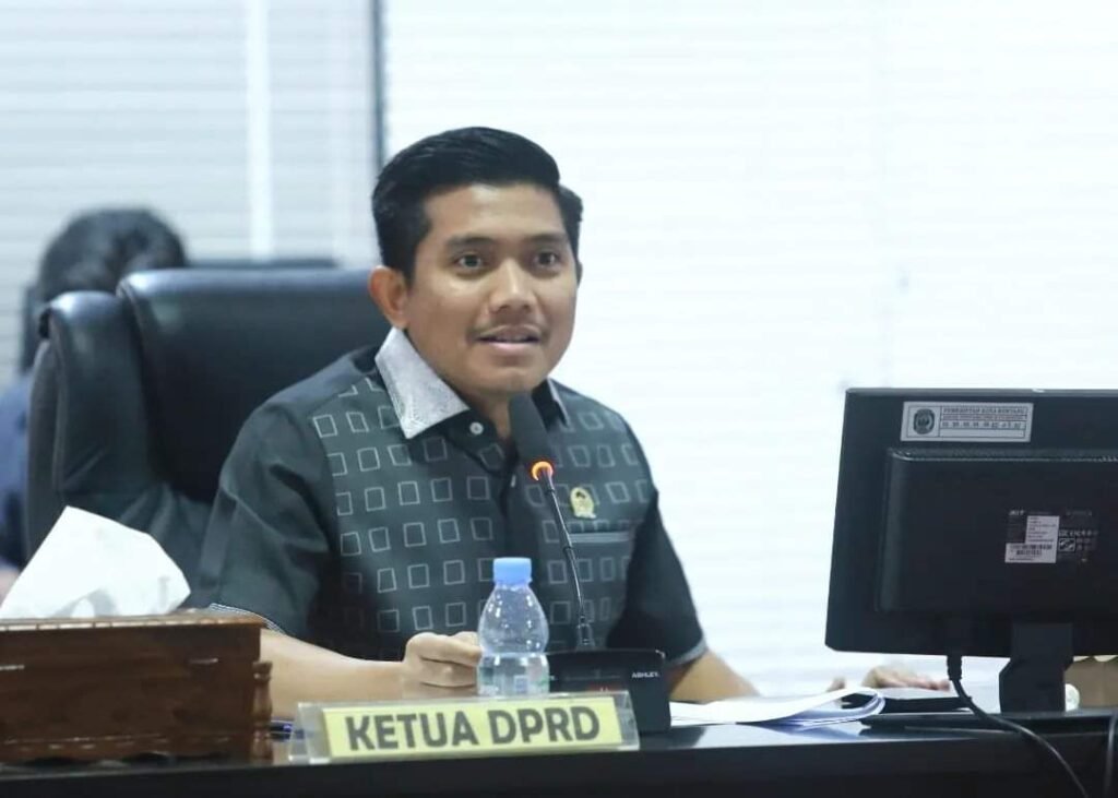 Andi Faiz Minta Pelatih di Kota Bontang Belajar Pengetahuan dan Teknik Dasar Bermain Bola ASKOT (Asosiasi Kota) PSSI Bontang mengadakan Coaching Clinik. Tujuannya, untuk meningkatkan kualitas pelatih sepak bola di Kota Taman ini.