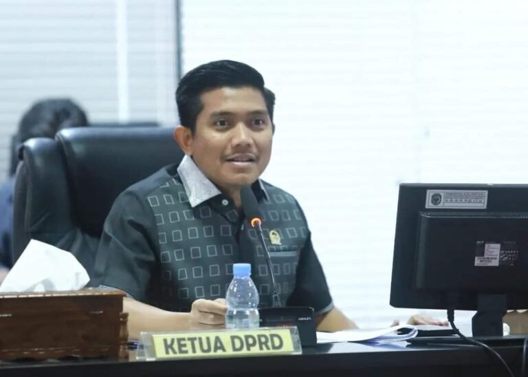 ASKOT (Asosiasi Kota) PSSI Bontang mengadakan Coaching Clinik. Tujuannya, untuk meningkatkan kualitas pelatih sepak bola di Kota Taman ini.