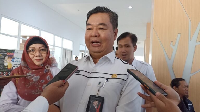 Direktur Jenderal Kependudukan dan Pencatatan Sipil Kementerian Dalam Negeri, Teguh Setyabudi, mengunjungi Universitas Mulawarman dan mendorong mahasiswa untuk mengaktifkan Identitas Kependudukan Digital (IKD)