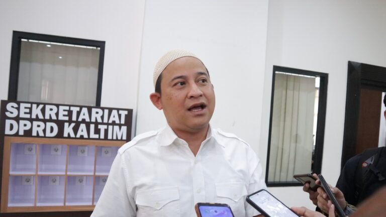 Anggota Komisi II DPRD Kalimantan Timur (Kaltim) Sapto Setyo Pramono, menekankan perlunya Pemerintah Provinsi (Pemprov) Kaltim mengembangkan Energi Baru Terbarukan (EBT) sebagai bagian dari upaya mencapai visi nol emisi karbon pada tahun 2050.