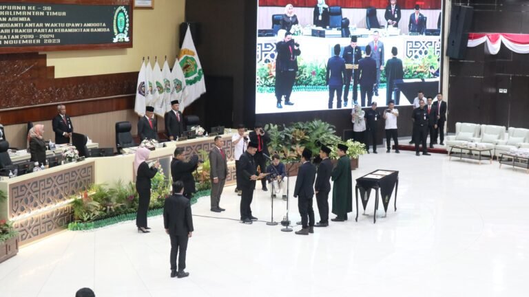 DPRD Kalimantan Timur (Kaltim) menggelar Rapat Paripurna Pergantian Antar Waktu (PAW) atas dasar usulan fraksi dan Surat Keputusan (SK) Menteri Dalam Negeri (Mendagri). Hal itu diungkapkan Wakil Ketua DPRD Kaltim Seno Aji.