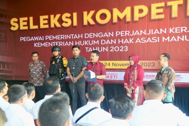 Kementerian Hukum dan HAM (Kemenkumham) membuka lowongan bagi calon Pegawai Pemerintah dengan Perjanjian Kerja (PPPK).
