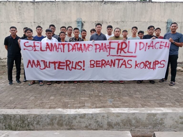 Pemuda dan mahasiswa yang mengklaim diri sebagai Aliansi Pemuda Aceh Melawan Korupsi, menggelar aksi menyambut kedatangan Ketua Komisi Pemberantasan Korupsi (KPK) Firli Bahuri, yang tiba di Bumi Serambi Mekah, Aceh, Selasa (7/11/2023).