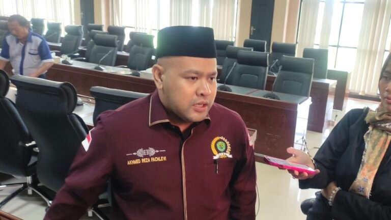 Komisi IV DPRD Kalimantan Timur (Kaltim) menggelar rapat dengar pendapat (RDP) dengan Direktur Rumah Sakit Umum Daerah (RSUD), Dinas Kesehatan, dan sejumlah perwakilan tenaga medis di Gedung E DPRD Kaltim, Senin (16/11/2023).