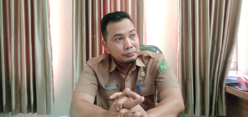 Kepala Bidang Layanan Pendaftaran Penduduk Disdukcapil Kutai Timur (Kutim) Kalimantan Timur (Kaltim), Muhammad Syarif memperkenalkan Identitas Kependudukan Digital (IKD).