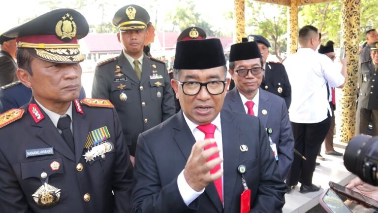 Dalam memaknai Hari Pahlawan, sudah sepatutnya bangsa Indonesia menghormati jasa-jasa para pahlawan yang telah gugur, kemudian mencoba menstransformasi dalam konteks kekininan.