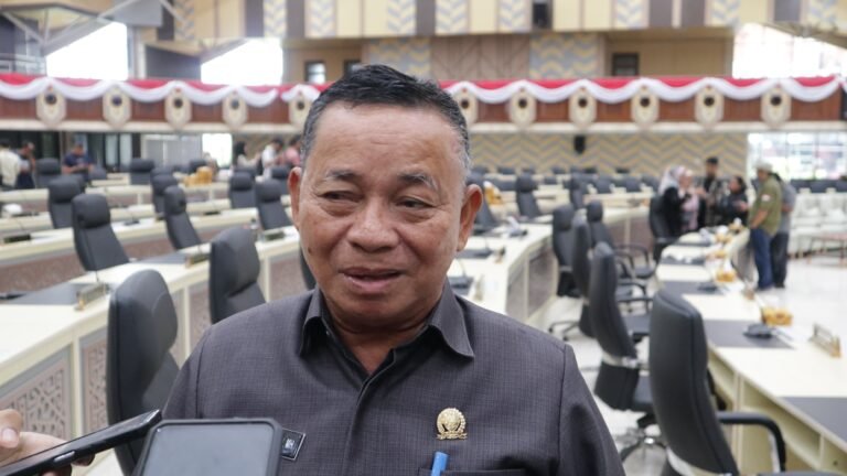 Dalam Undang-Undang (UU) No.5 Tahun 2014 bahwa Aparatur Sipil Negara (ASN) dilarang terlibat atau ikut serta terlibat dalam Kampanye Pemilihan Kepala Daerah (Pilkada) atau Pemilihan Umum (Pemilu).